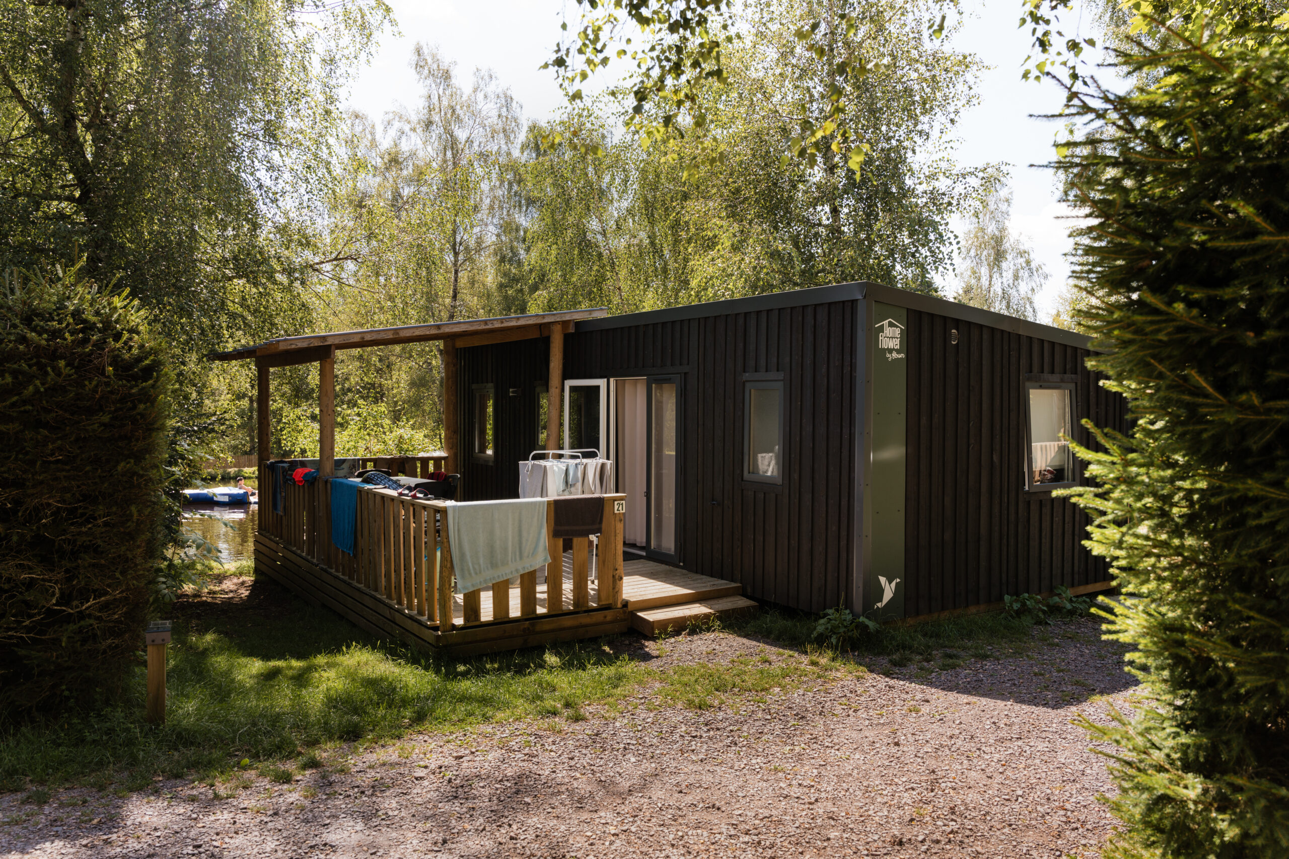 Mobil home bord d'étang